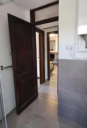 The Old Town House 梅纳焦